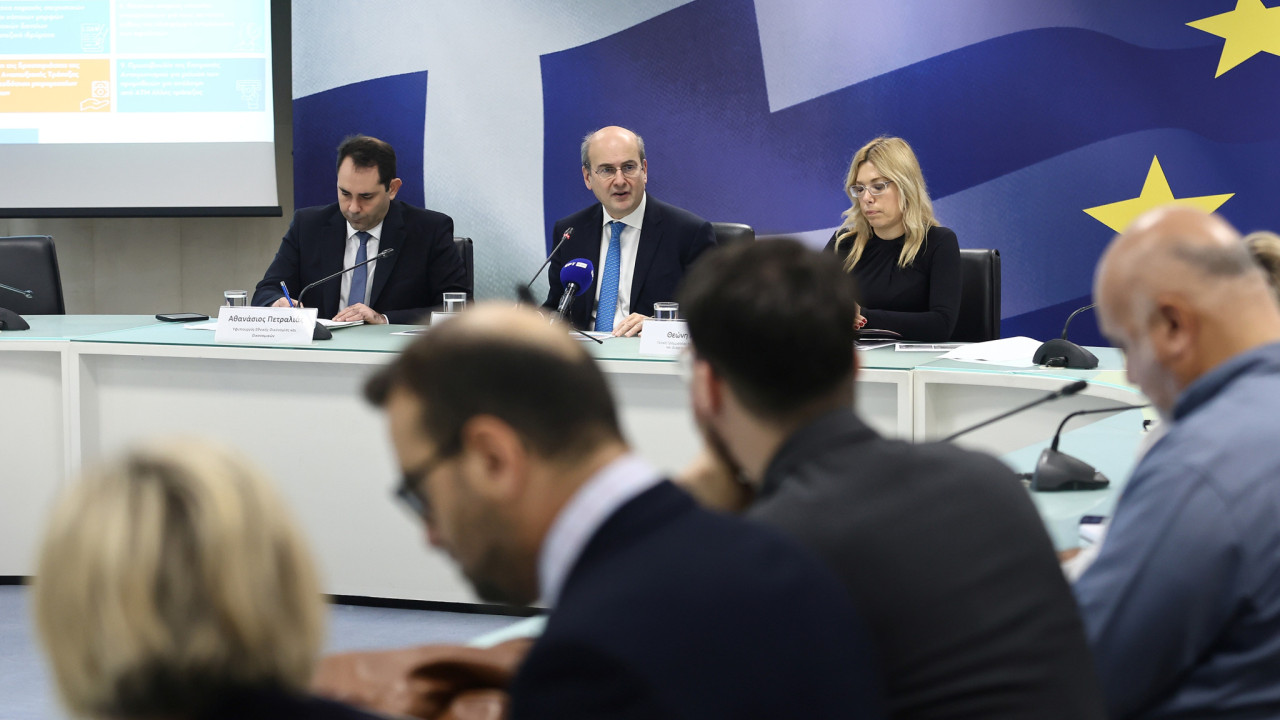 Χατζηδάκης: Μηδενική χρέωση για πληρωμή οφειλών, παρεμβάσεις για χαμηλοσυνταξιούχους και ένστολους – Στα 350 εκατ. ευρώ το κόστος