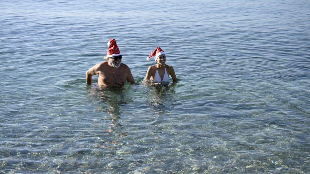 Ραντεβού στη θάλασσα και την Πρωτοχρονιά για τους χειμερινούς κολυμβητές – Έκοψαν την βασιλόπιτα στην παραλία (Φωτογραφίες)