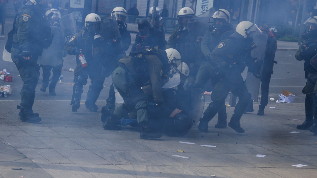 Επεισόδια με μολότοφ και χημικά σε Αθήνα και Θεσσαλονίκη: Μία σύλληψη (Βίντεο)