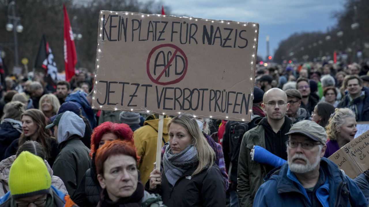 Γερμανία: Διαδηλώσεις κατά AfD και CDU – Διατηρεί μολαταύτα το προβάδισμά της η Χριστιανοδημοκρατική Ένωση Γερμανία: Διαδηλώσεις κατά AfD και CDU – Διατηρεί μολαταύτα το προβάδισμά της η Χριστιανοδημοκρατική Ένωση