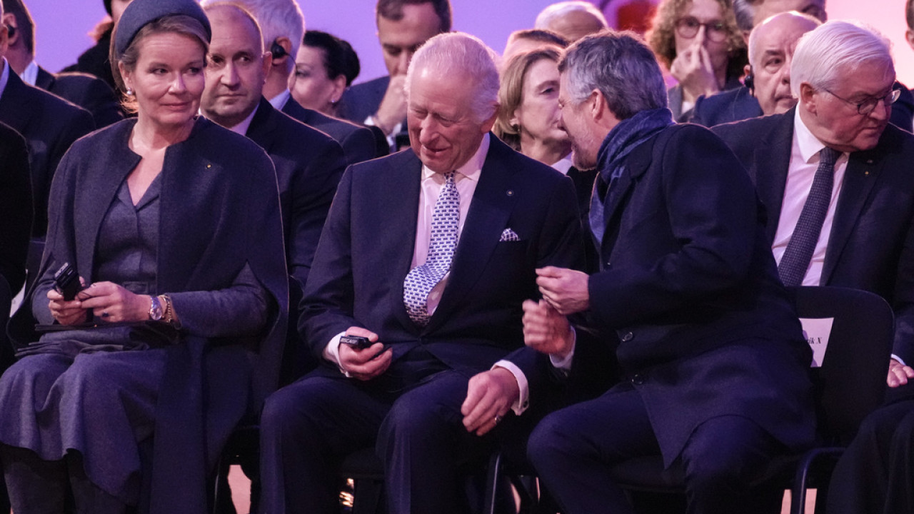 Το δάκρυ του βασιλιά Καρόλου στο Άουσβιτς – «Ποτέ ξανά…» – Δείτε φωτογραφίες Το δάκρυ του βασιλιά Καρόλου στο Άουσβιτς – «Ποτέ ξανά…» – Δείτε φωτογραφίες