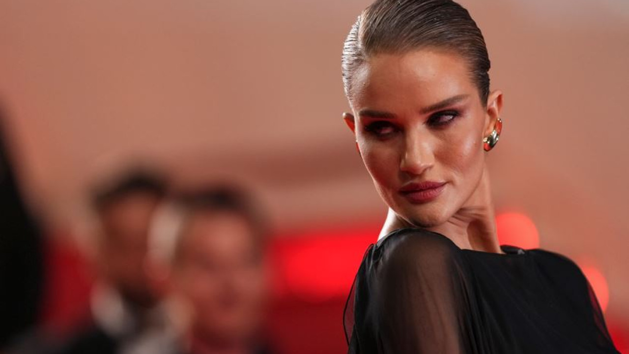 Rosie Huntington-Whiteley: Η μεγάλη επιστροφή του υπερμοντέλου στις πασαρέλες- Δείτε βίντεο Rosie Huntington-Whiteley: Η μεγάλη επιστροφή του υπερμοντέλου στις πασαρέλες- Δείτε βίντεο