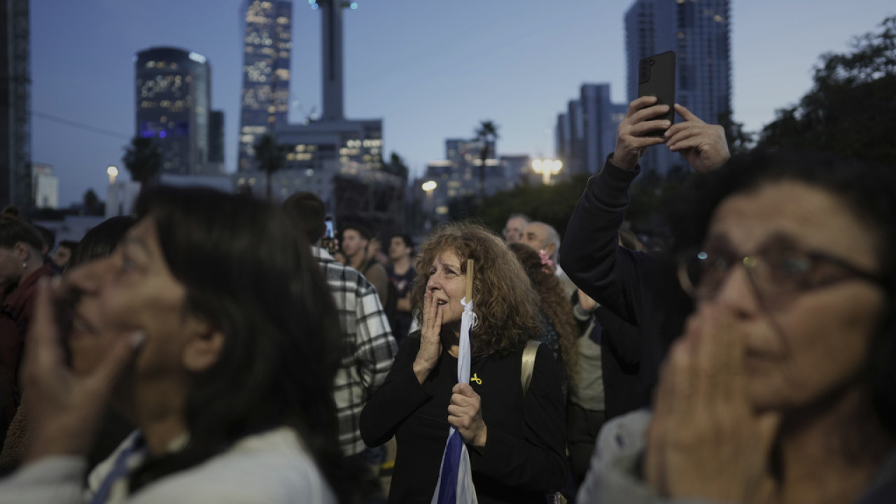 Τελ Αβίβ: Αγκαλιές, δάκρυα και «ζήτω» μετά την απελευθέρωση των πρώτων τριών ομήρων – Δείτε φωτογραφίες