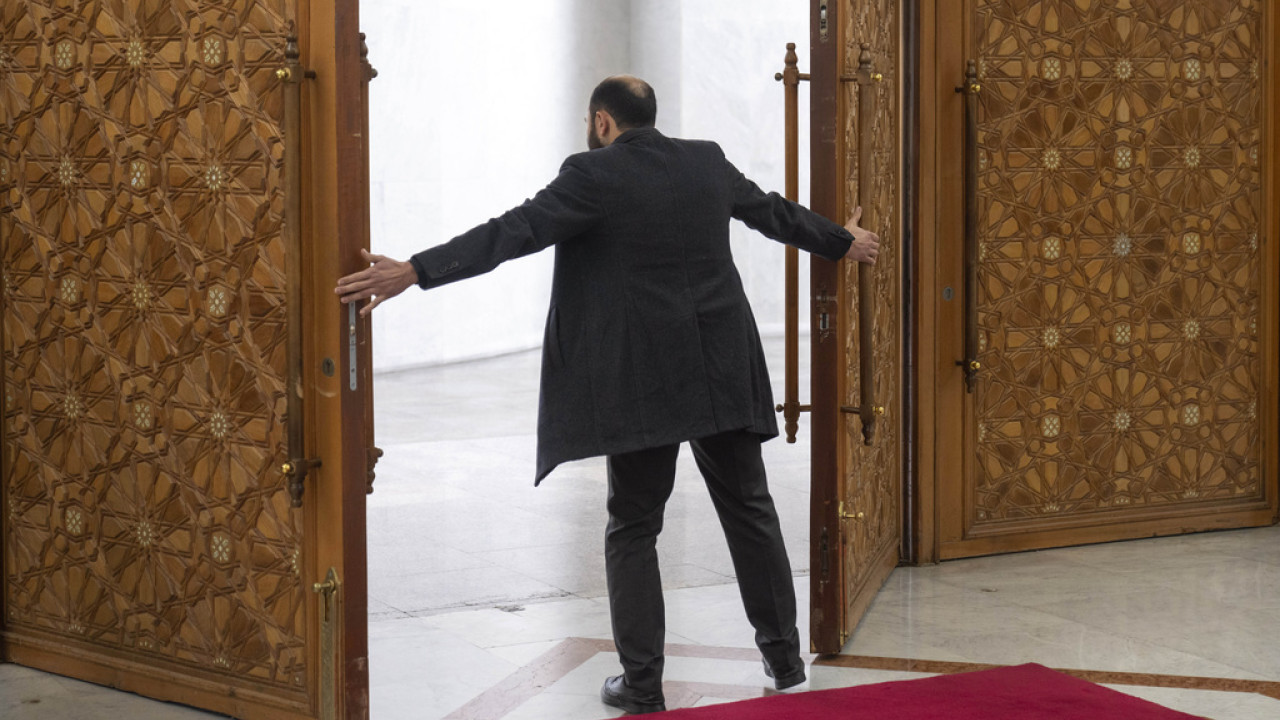 Ρωσική κυβερνητική αντιπροσωπεία έφτασε στη Συρία για συνομιλίες – Πρώτη φορά μετά τη φυγάδευση Άσαντ
