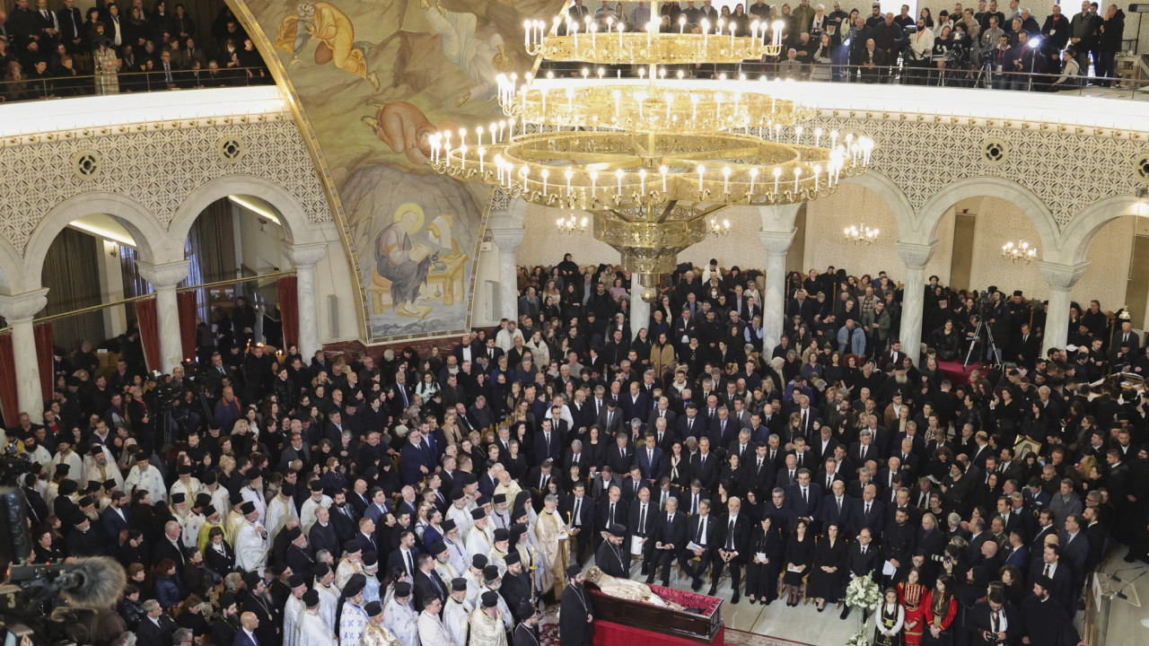 Σε κλίμα συγκίνησης τελέστηκε η κηδεία του μακαριστού Αναστάσιου – Συγκινητικοί επικήδειοι από Μητσοτάκη, Ράμα, Βαρθολομαίο (Εικόνες και βίντεο)