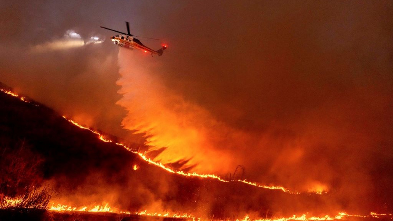 Τι είναι οι άνεμοι Santa Ana που «φούντωσαν» την καταστροφική πυρκαγιά στην Καλιφόρνια – Η σχέση με το Μάτι