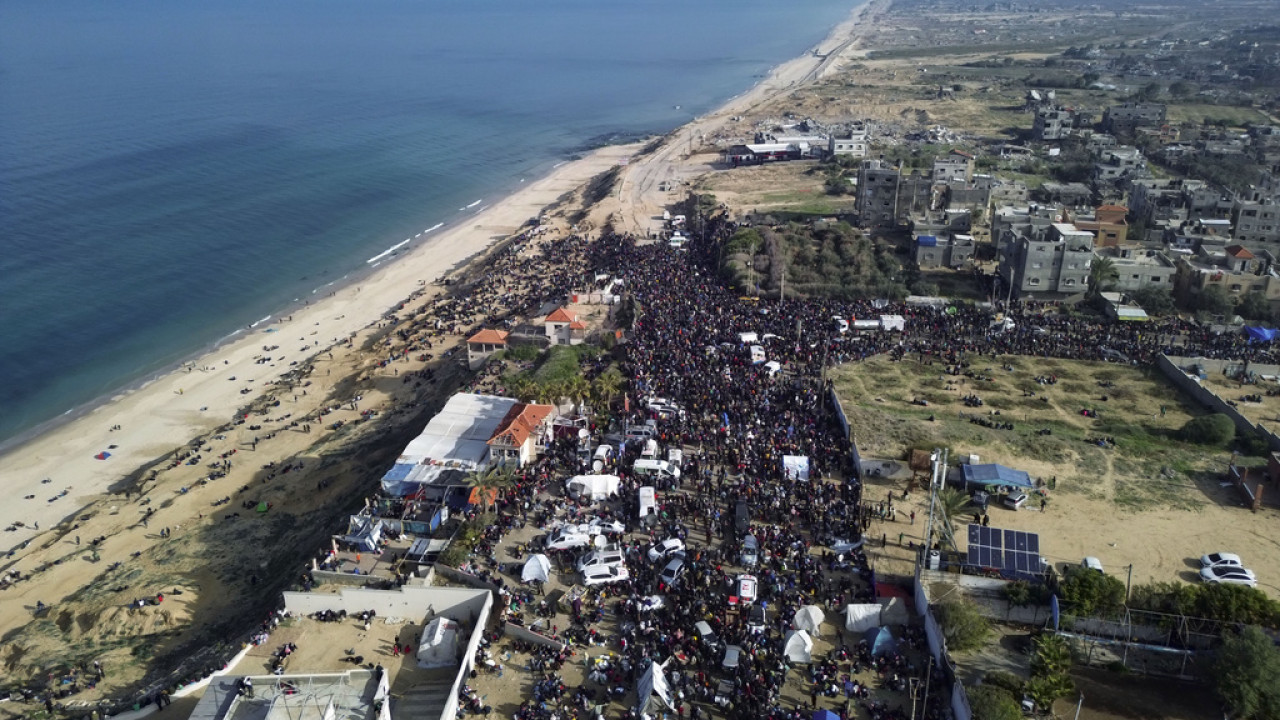 Εντυπωσιακές εικόνες – «Κύμα» χιλιάδων Παλαιστινίων επιστρέφει στη Βόρεια Γάζα μετά τη συμφωνία (Βίντεο)