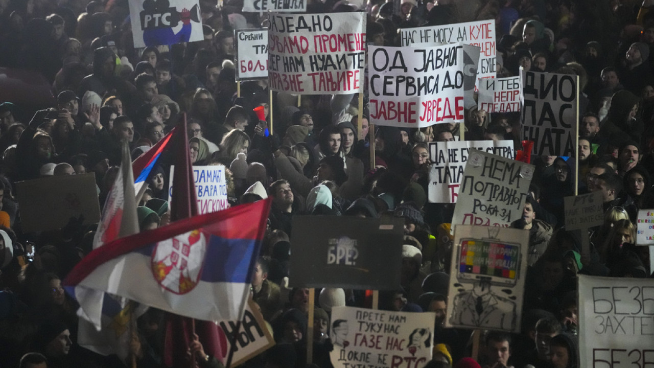 Στους δρόμους δεκάδες χιλιάδες φοιτητές στο Βελιγράδι για την τραγωδία με 15 νεκρούς σε σιδηροδρομικό σταθμό – Οργή κατά του Βούτσιτς Στους δρόμους δεκάδες χιλιάδες φοιτητές στο Βελιγράδι για την τραγωδία με 15 νεκρούς σε σιδηροδρομικό σταθμό – Οργή κατά του Βούτσιτς