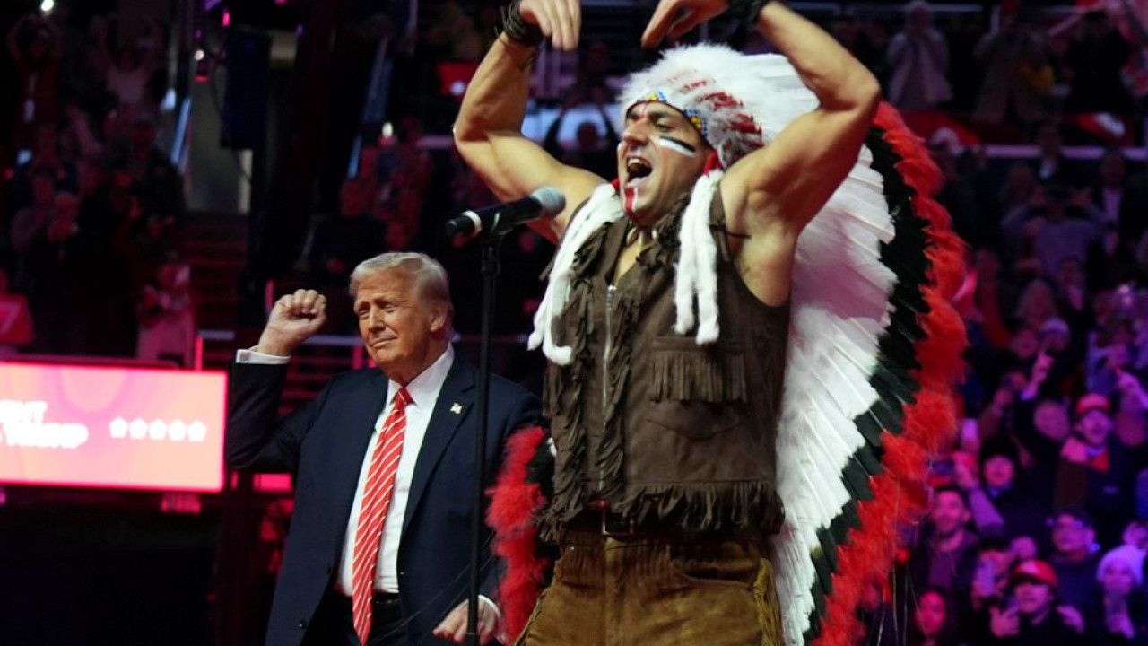 Ο Τραμπ χορεύει YMCA στη σκηνή με τους Village People - Βίντεο, φωτογραφίες