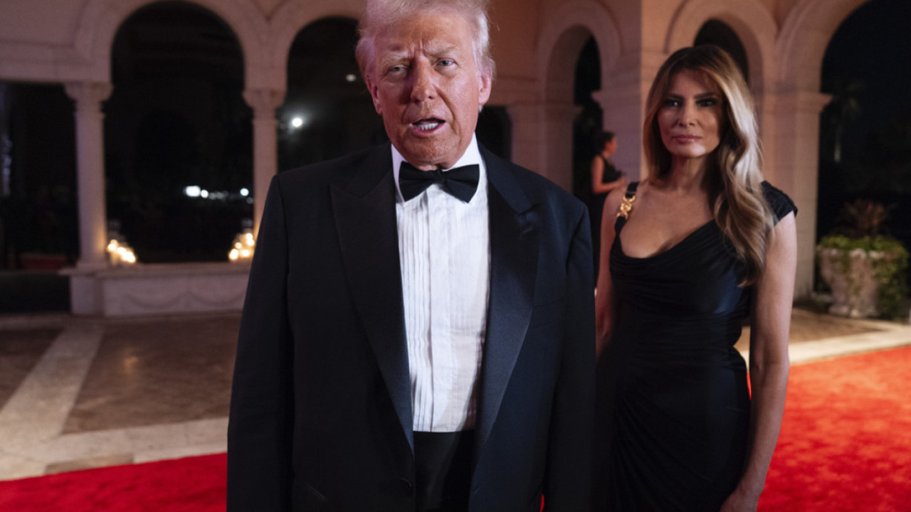 Χορεύοντας το «YMCA» υποδέχτηκαν το 2025 ο Donald και η Melania Trump κι έγιναν Viral