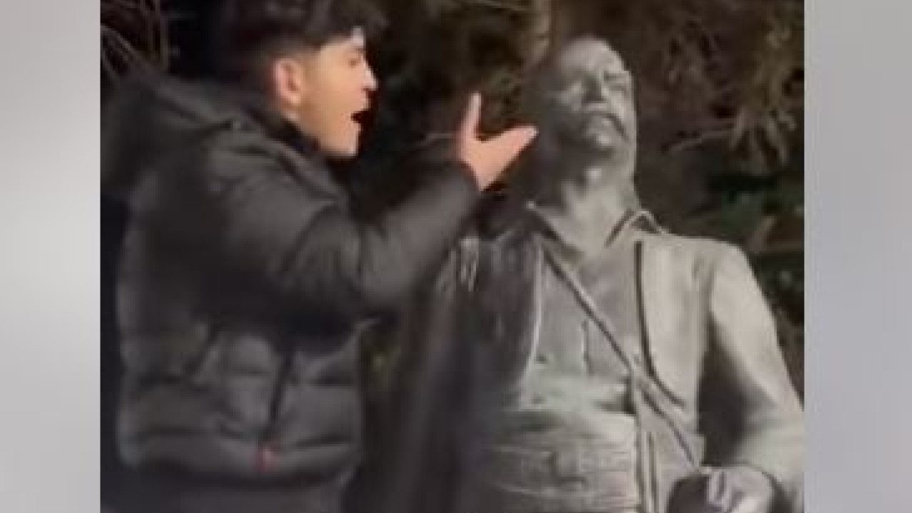 Σάλος με νεαρό που φτύνει το άγαλμα του Κατσαντώνη στο Κορδελιό – «Θα ζητήσω ταπεινά συγγνώμη» απαντά (Βίντεο) Σάλος με νεαρό που φτύνει το άγαλμα του Κατσαντώνη στο Κορδελιό – «Θα ζητήσω ταπεινά συγγνώμη» απαντά (Βίντεο)