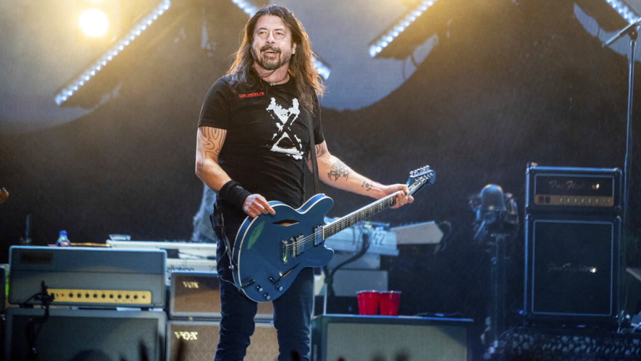 Dave Grohl: Ο τραγουδιστής των Foo Fighters μαγείρεψε για τους πυρόπληκτους στο Λος Άντζελες (video)