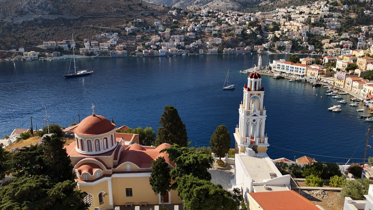 Happy Traveller στη Σύμη: Κυριακή 2 Φεβρουαρίου στις 16.50, στον ΣΚΑΪ- Δείτε το τρέιλερ