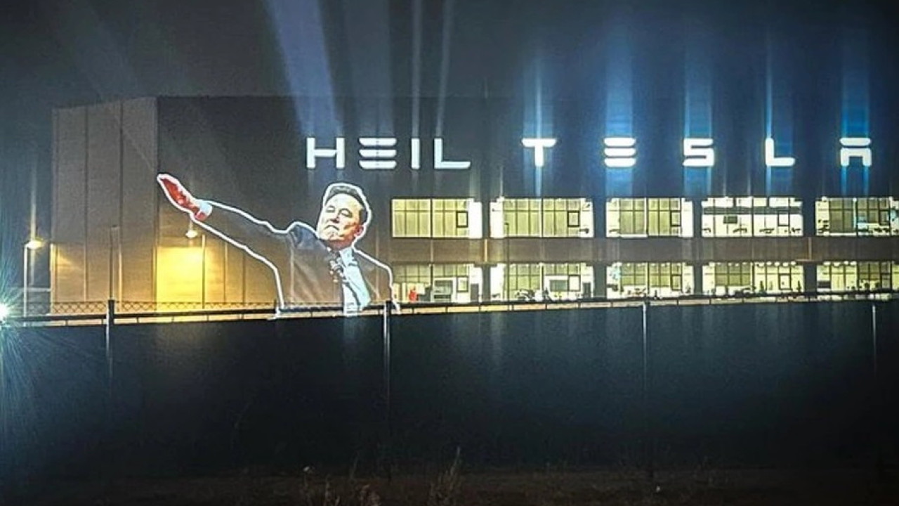 «Heil Tesla»: Ακτιβιστές ανακοίνωσαν «προβολή του ναζιστικού χαιρετισμού του Μασκ» στο εργοστάσιο της Tesla στο Βερολίνο