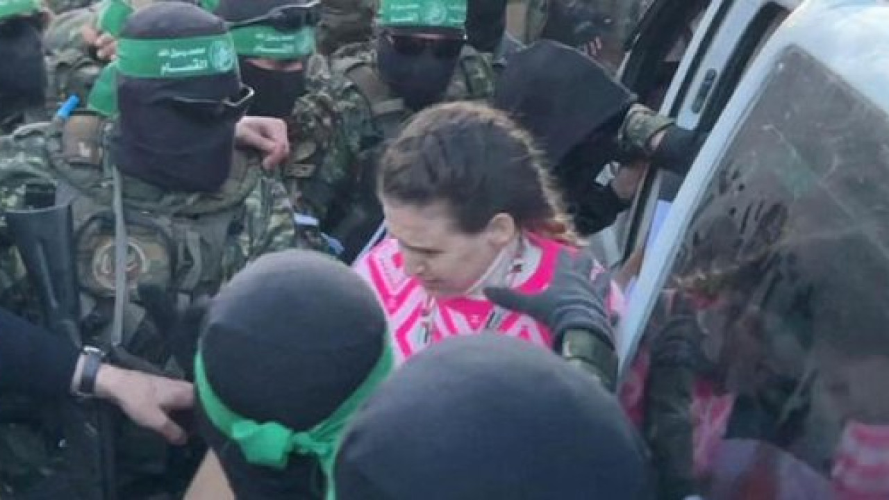 Ποιες είναι οι μυστηριώδεις όμηροι που φτιάχνουν πλεξούδες στα μαλλιά όσων γυναικών αφήνονται ελεύθερες από τη Χαμάς