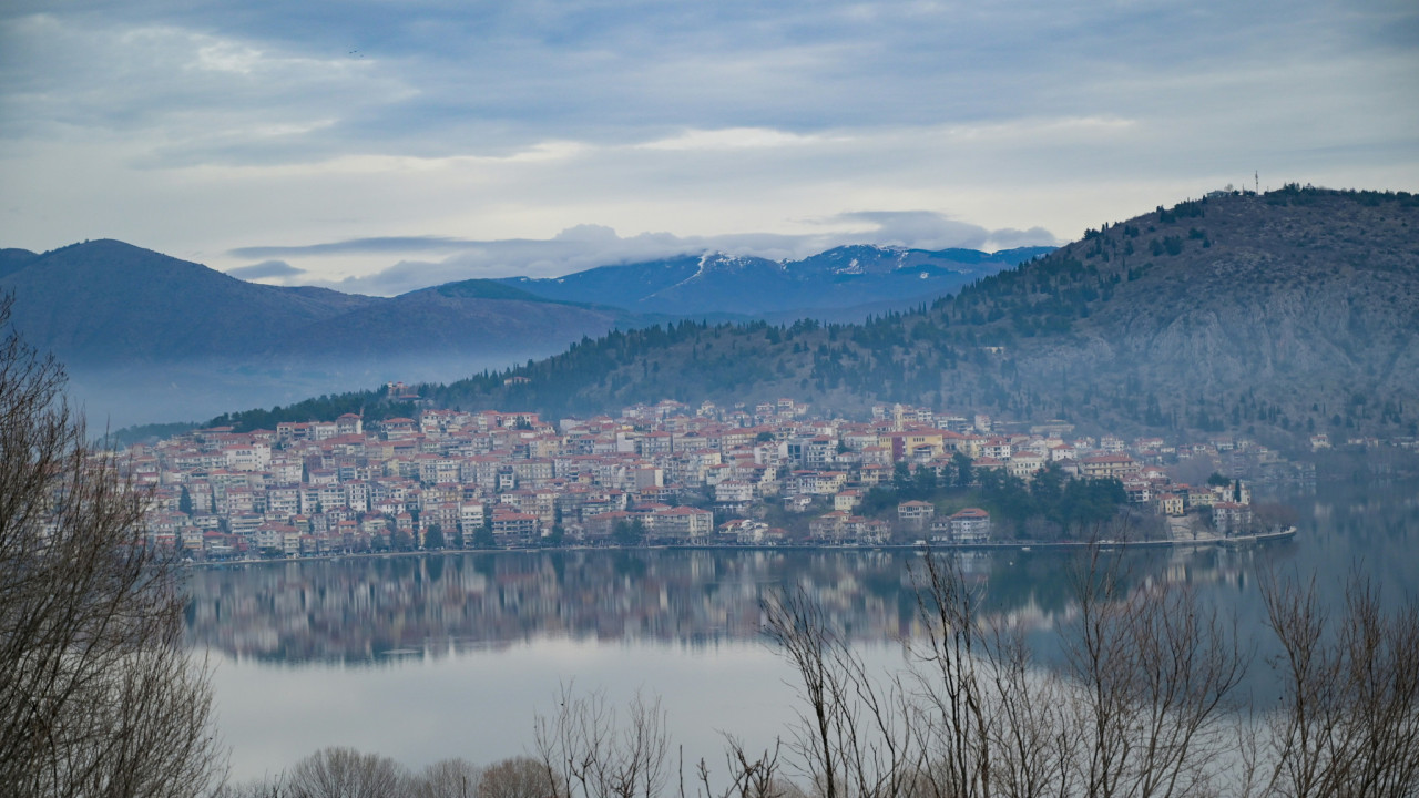 «Όπου Υπάρχει Ελλάδα»: Εξερευνώντας την πανέμορφη λίμνη της Καστοριάς – Ένα σπουδαίο οικοσύστημα με μεγάλη ιστορία, θρύλους και παραδόσεις