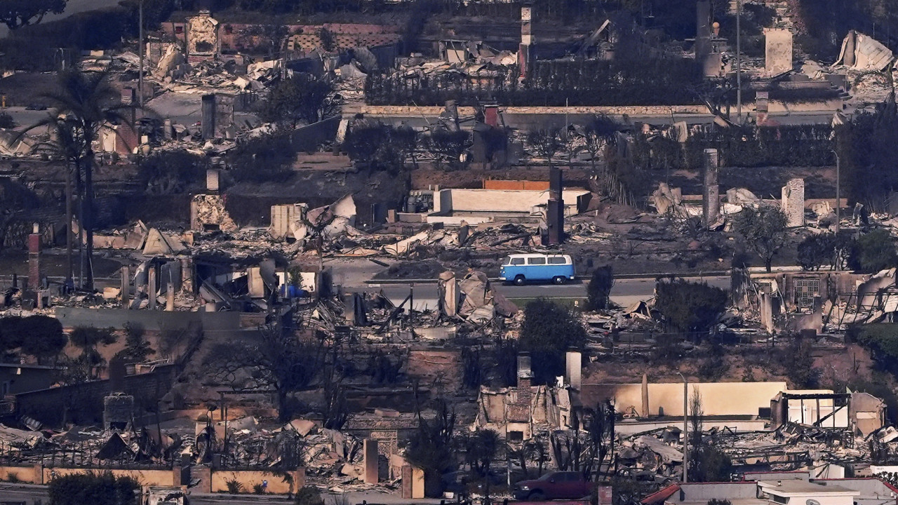 Ασφαλιστικές εταιρείες διέκοψαν συμβόλαια για κάλυψη πυρκαγιών στις πανάκριβες περιοχές του Λος Άντζελες – Ποιος θα πληρώσει τα 57 δισ. δολάρια