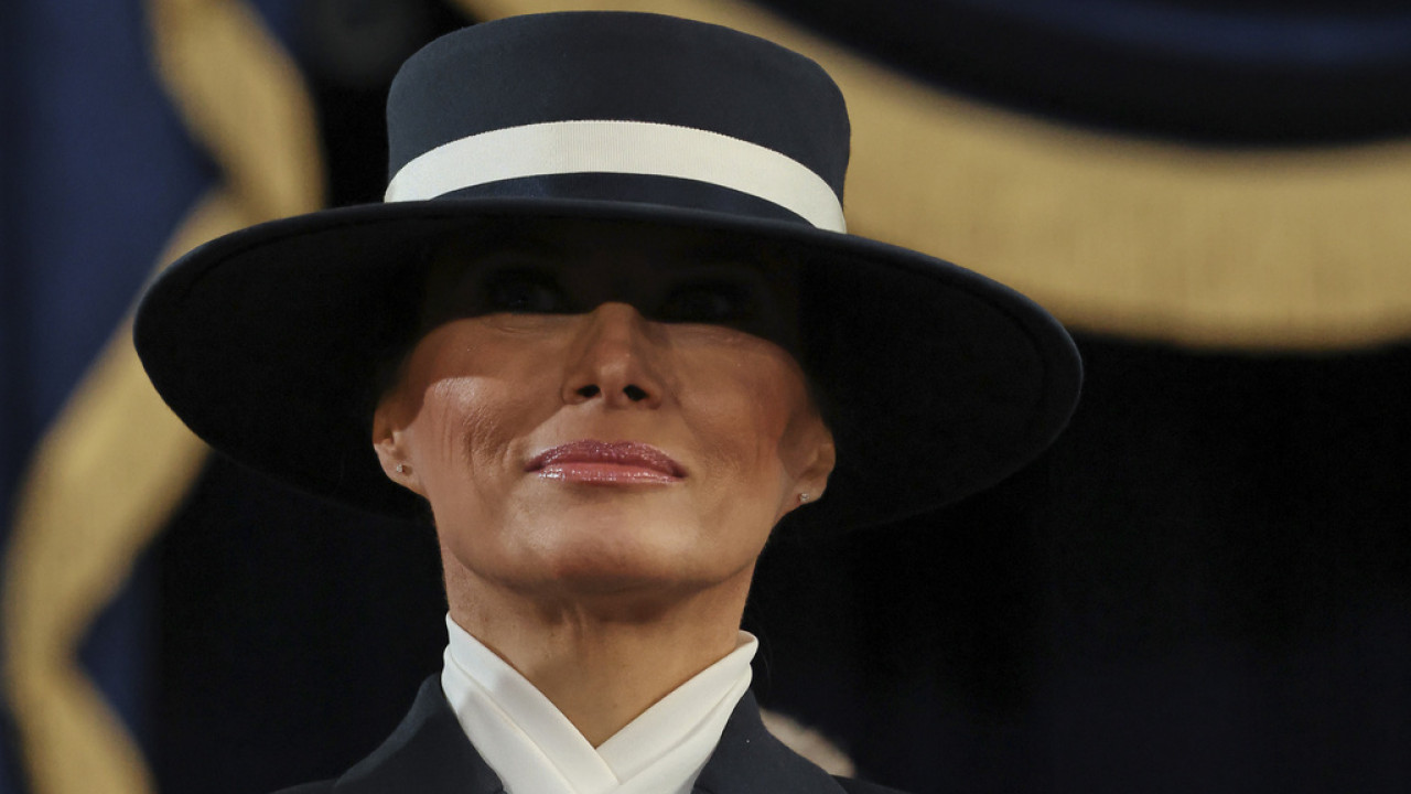 Melania Trump: Το πραγματικό πρόβλημα δεν είναι το καπέλο, αλλά οι «λαγοί» που κρύβει…