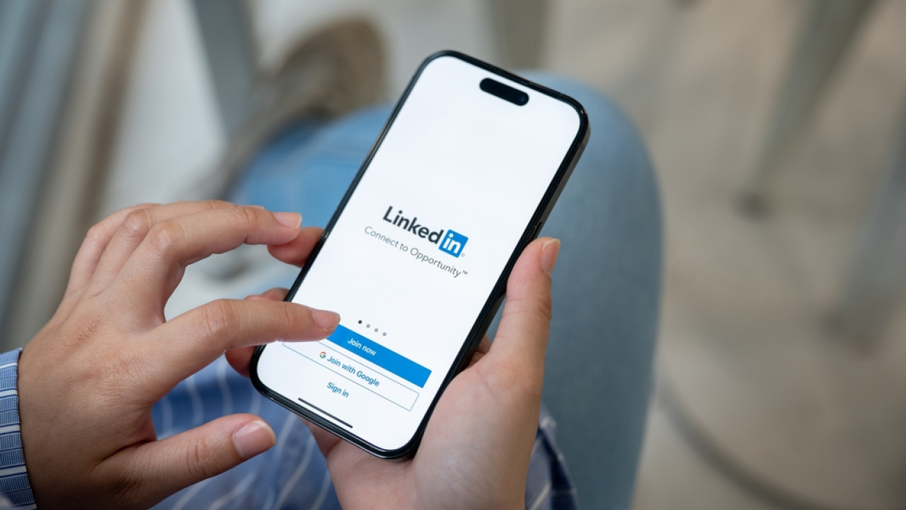 Το LinkedIn κατηγορείται πως χρησιμοποίησε ιδιωτικά μηνύματα για να εκπαιδεύσει την τεχνητή νοημοσύνη