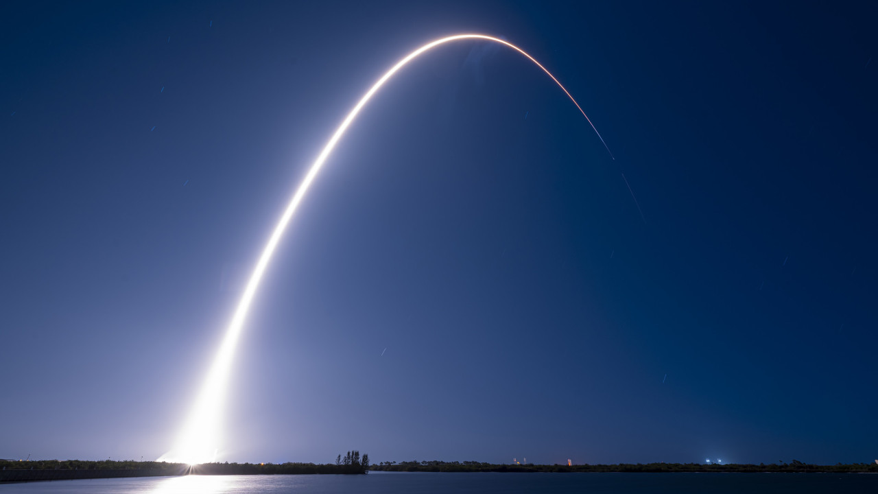«Αγώνας δρόμου» με έπαθλο τη Σελήνη: Η SpaceX εκτόξευσε 2 δορυφόρους που μεταφέρουν διαστημικά σκάφη