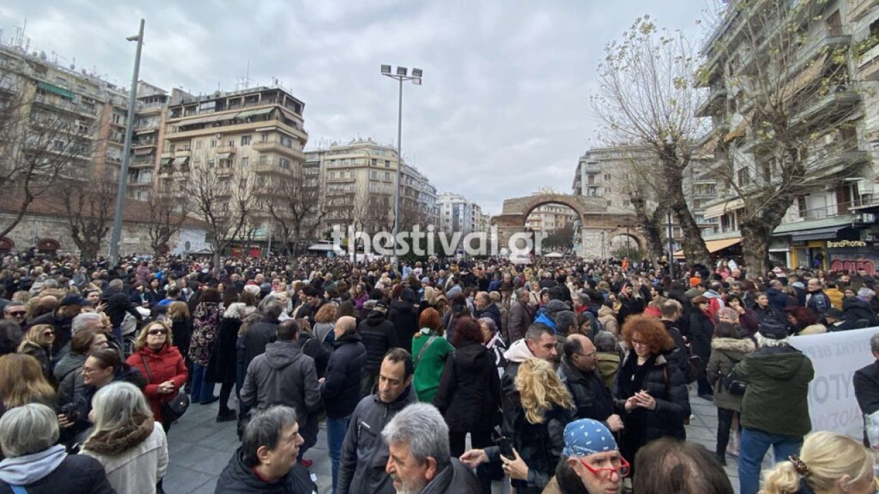 Θεσσαλονίκη: Πλήθος κόσμου στη συγκέντρωση για την τραγωδία των Τεμπών στην Καμάρα (Φωτο & Video)