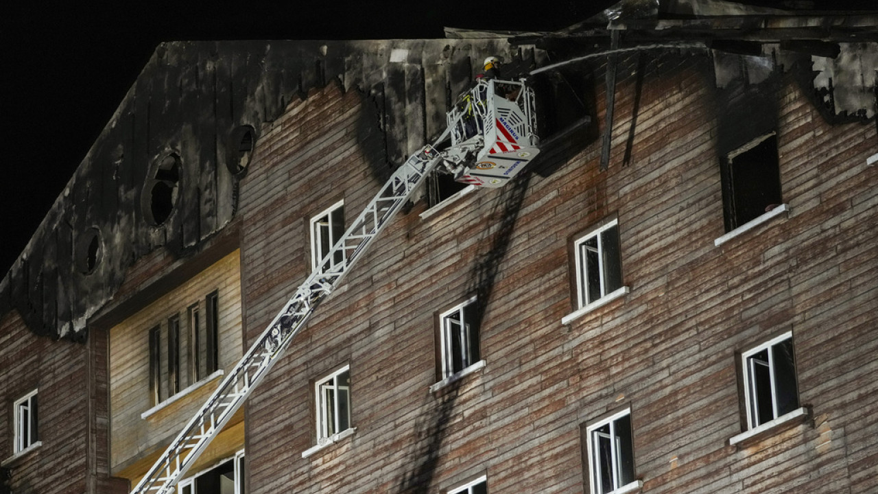 Τουρκία: Εθνικό πένθος για την πολύνεκρη τραγωδία στο χιονοδρομικό κέντρο – 800 ευρώ κόστιζε η διανυκτέρευση