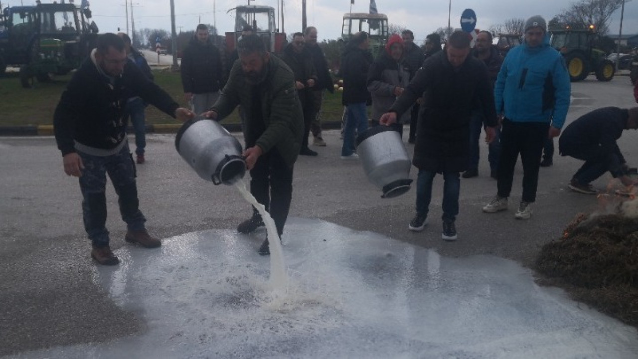 Τρίκαλα: Συμβολικός αποκλεισμός του κόμβου Μεγαλοχωρίου από αγρότες Τρίκαλα: Συμβολικός αποκλεισμός του κόμβου Μεγαλοχωρίου από αγρότες