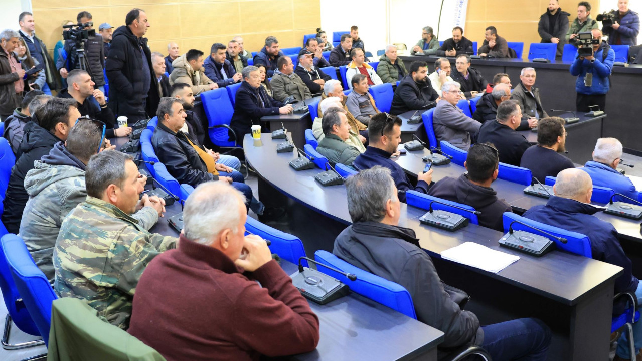 Κινητοποίηση αγροτών στο κτίριο της Περιφέρεια Θεσσαλίας- Συνάντηση με τον περιφερειάρχη