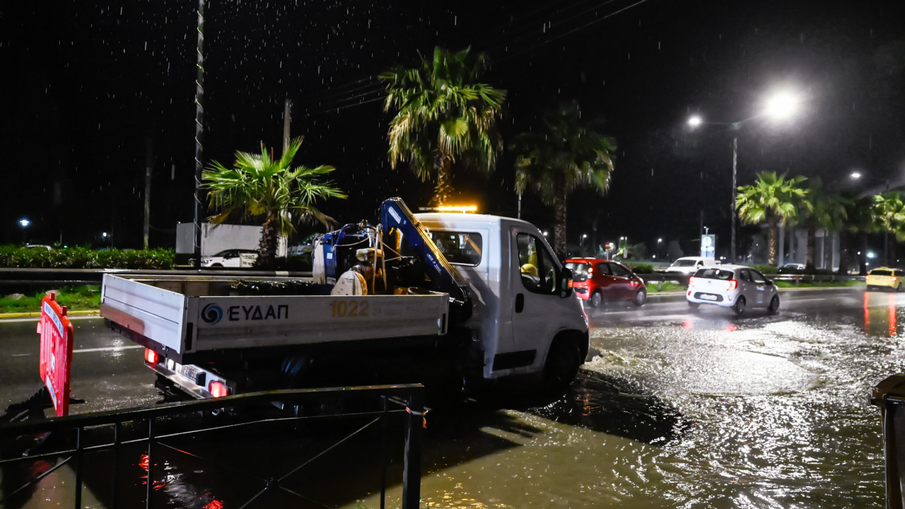 Σφοδρή βροχόπτωση στην Αθήνα - Πλημμύρισε η λεωφόρος Πειραιώς - Βγήκαν πάλι τα βοθρολύματα στην παραλιακή