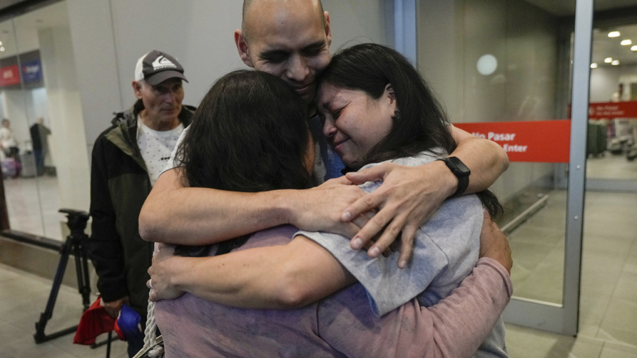 Πέντε υιοθετημένα παιδιά στις ΗΠΑ, που κλάπηκαν ως βρέφη, συναντούν τους βιολογικούς τους γονείς στη Χιλή