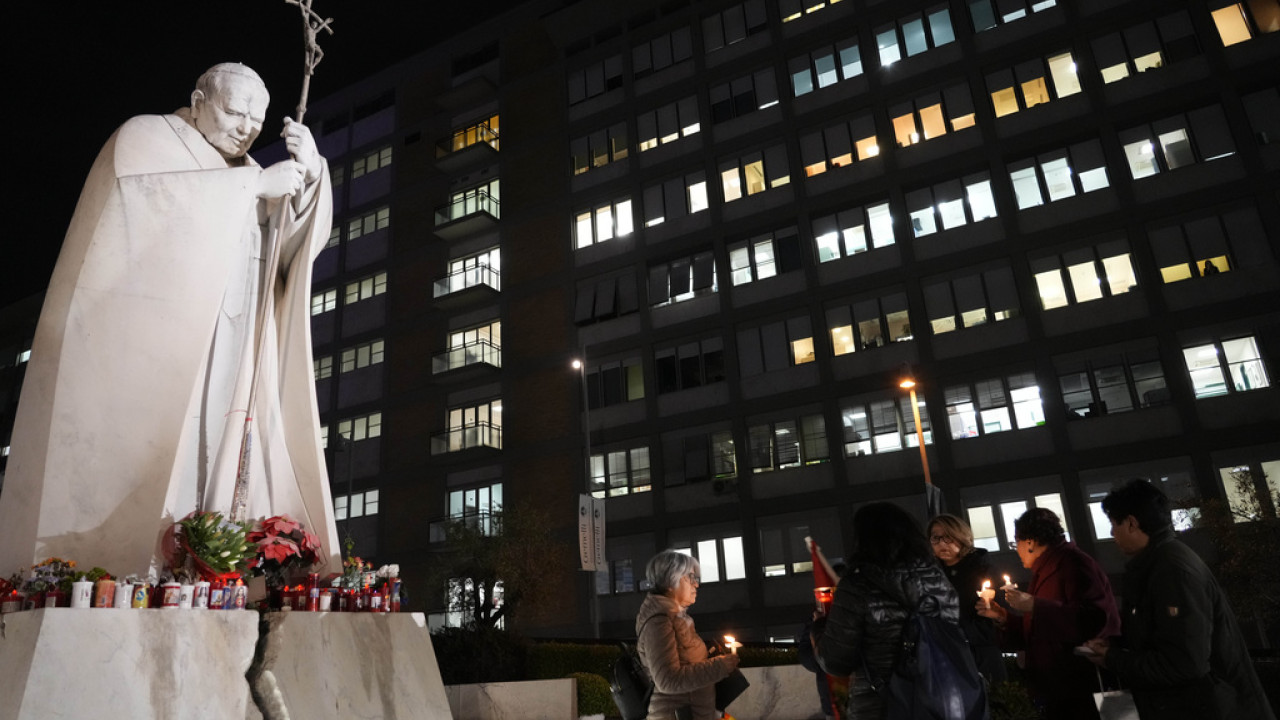 Πάπας Φραγκίσκος: Εμφάνισε συμπτώματα διπλής πνευμονίας