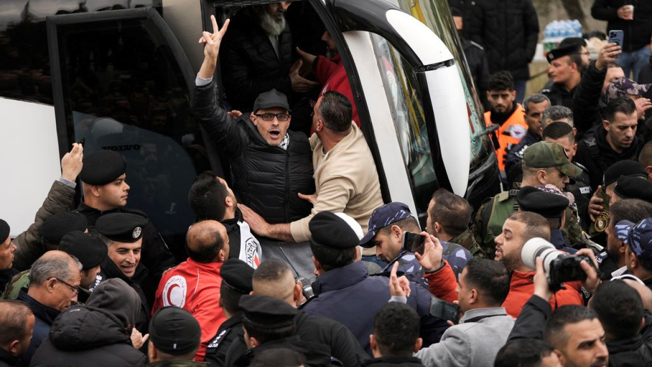 Το Ισραήλ απελευθέρωσε 183 Παλαιστίνιους, σε αντάλλαγμα για τους τρεις «σκελετωμένους» ομήρους της Χαμάς 