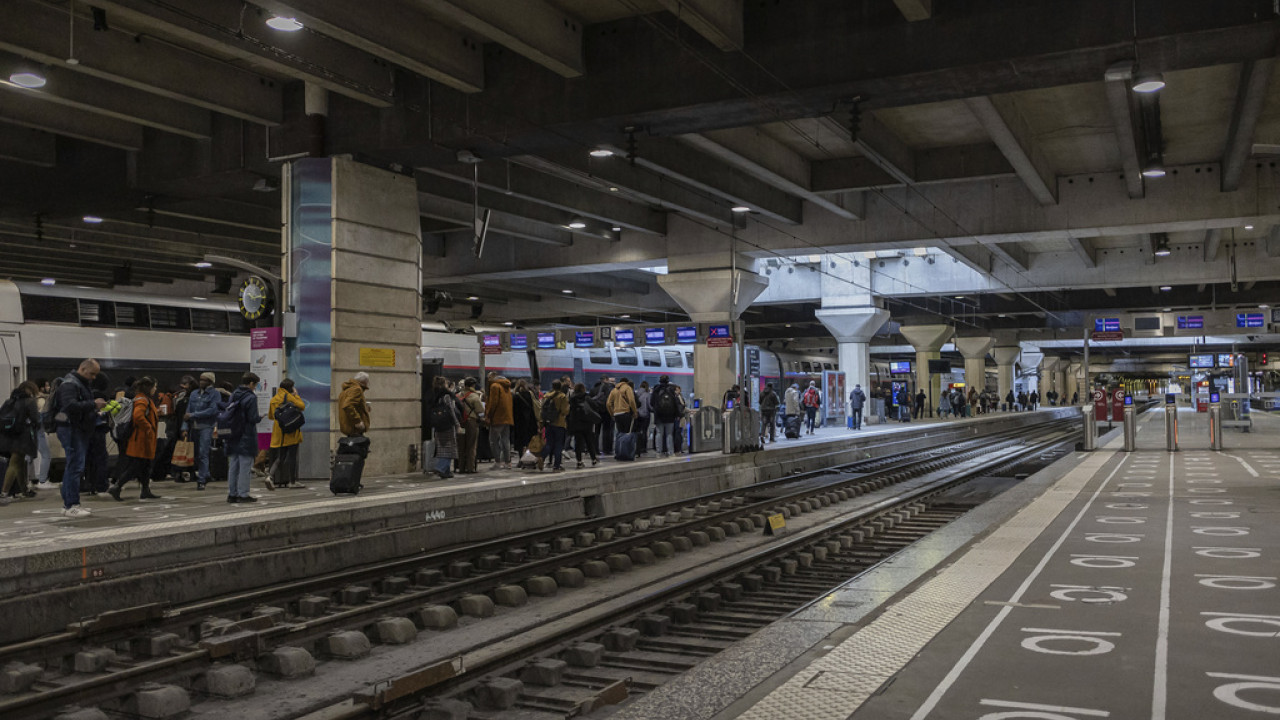 Γαλλία: Πρόστιμο 200 ευρώ σε επιβάτη που μιλούσε στο κινητό με ανοιχτή ακρόαση ενώ περίμενε το τρένο