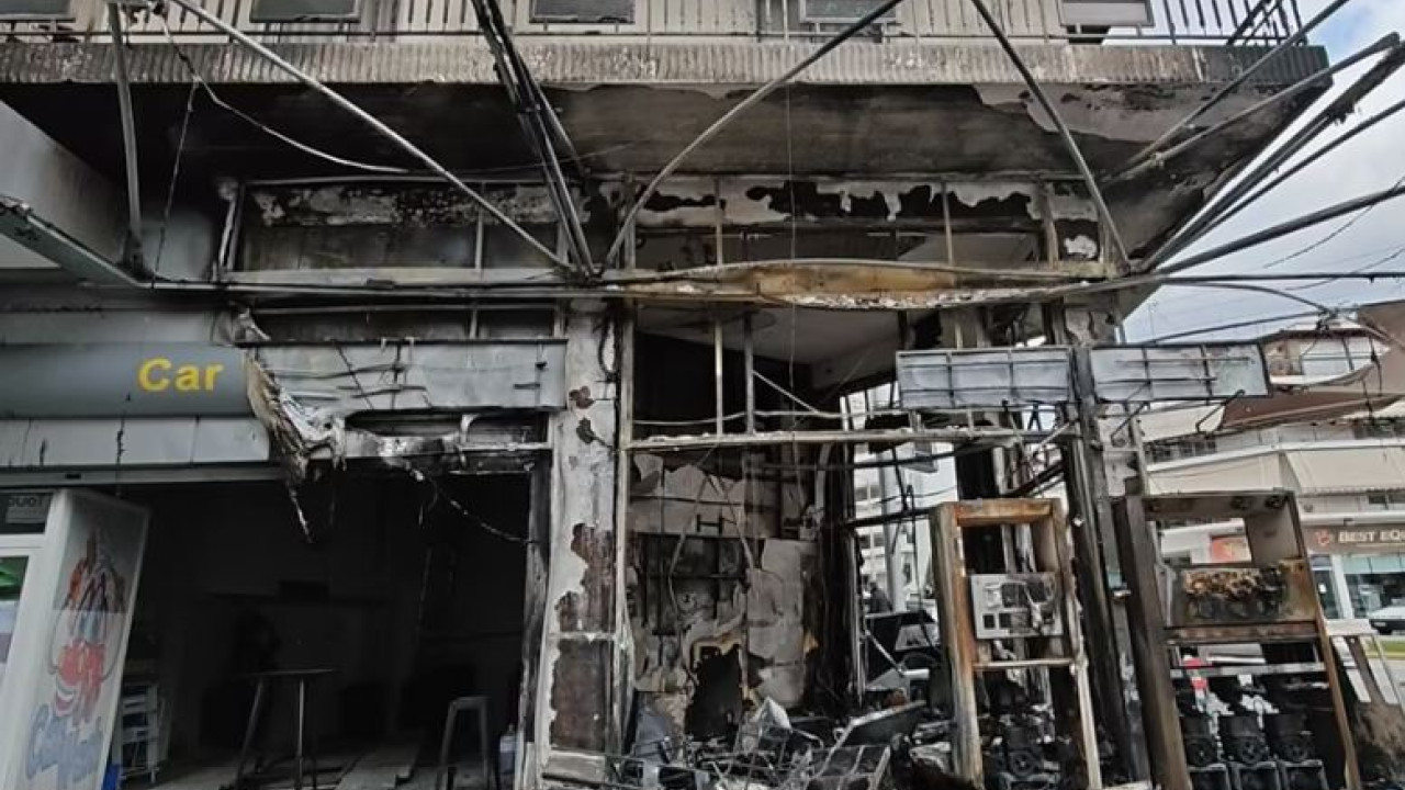 Eμπρησμός σε πρατήριο καυσίμων στην Αργυρούπολη: Απομακρύνθηκαν οι ένοικοι της πολυκατοικίας - Βίντεο