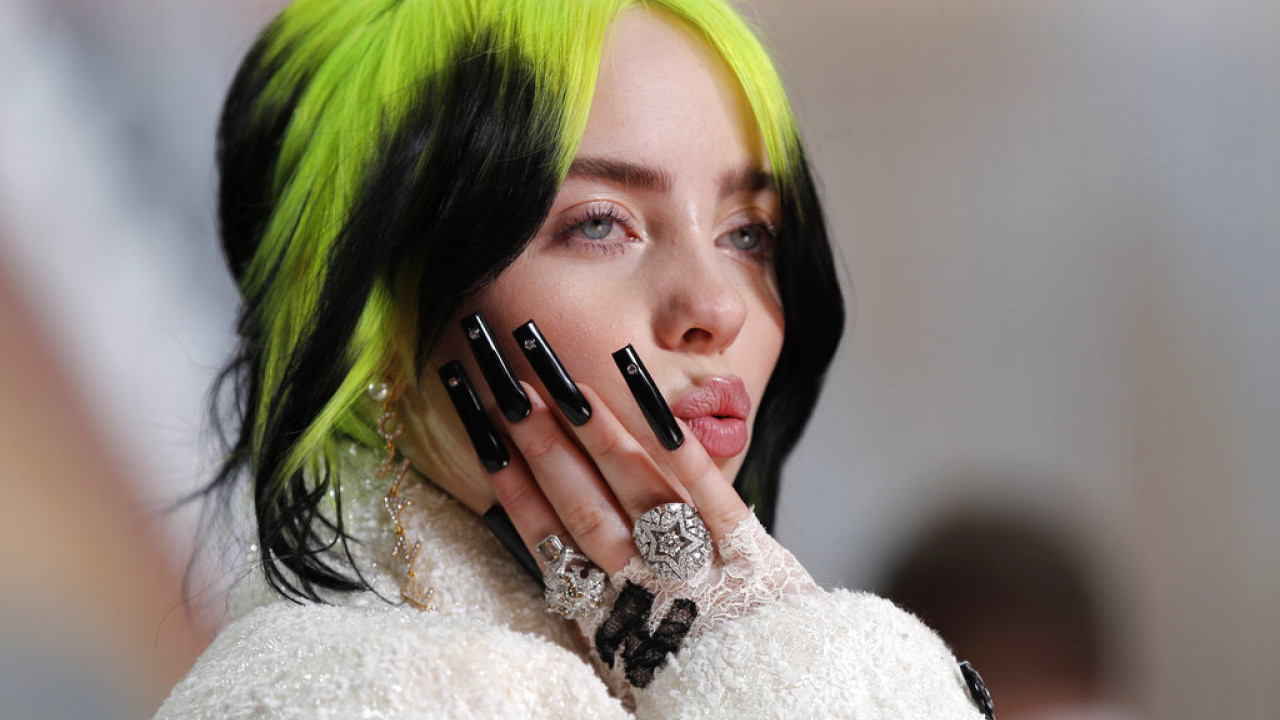 Billie Eilish: Εμφανίστηκε τόπλες με το που πάτησε το πόδι της στο Σίδνεϊ – Δείτε το video