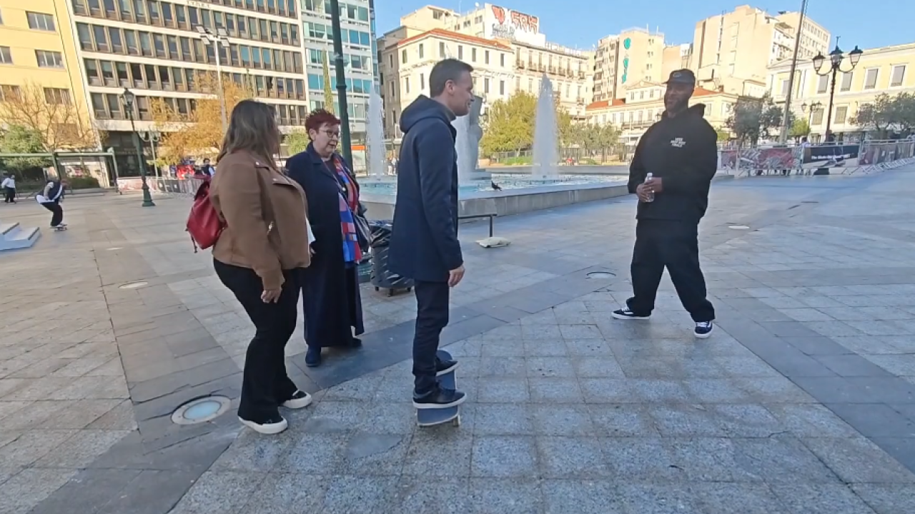 Ο Χάρης Δούκας σε σκέιτμπορντ - Η μεγάλη γιορτή skateboarding της Ευρώπης για 1η φορά στην πλατεία Κοτζιά - Δείτε βίντεο
