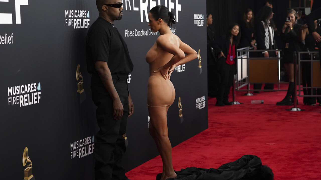 Kanye West: Ήθελε να προκαλέσει χάος με τη γυμνή εμφάνιση της Bianca Censori στα Grammy - To «κόλπο γκρόσο» του ζευγαριού (video)
