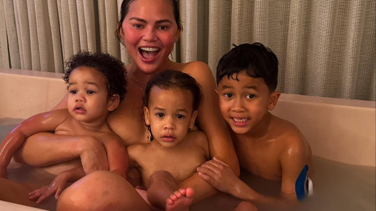 Chrissy Teigen: Την «έκραξαν» γιατί δημοσίευσε φωτογραφία να κάνει μπάνιο με τα παιδιά της