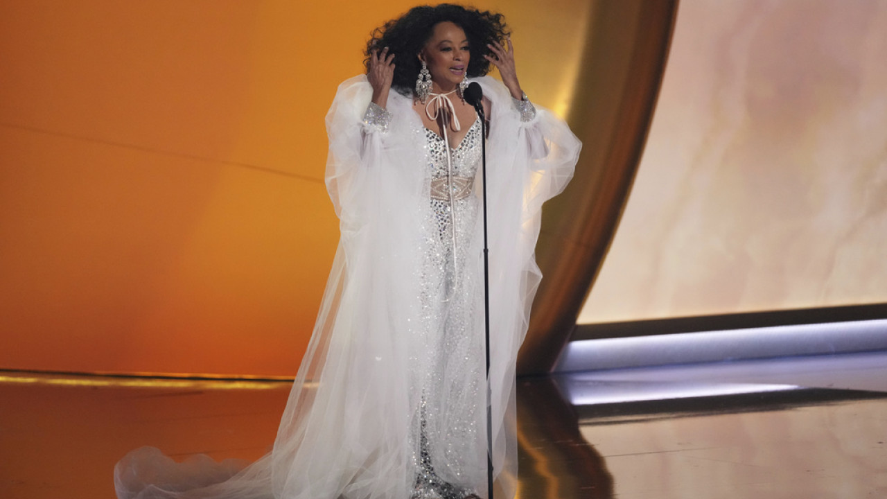 Diana Ross: Η εμφάνισή της στα Grammy ήταν γεμάτη λάμψη και συγκίνηση – Δείτε Video-φωτό