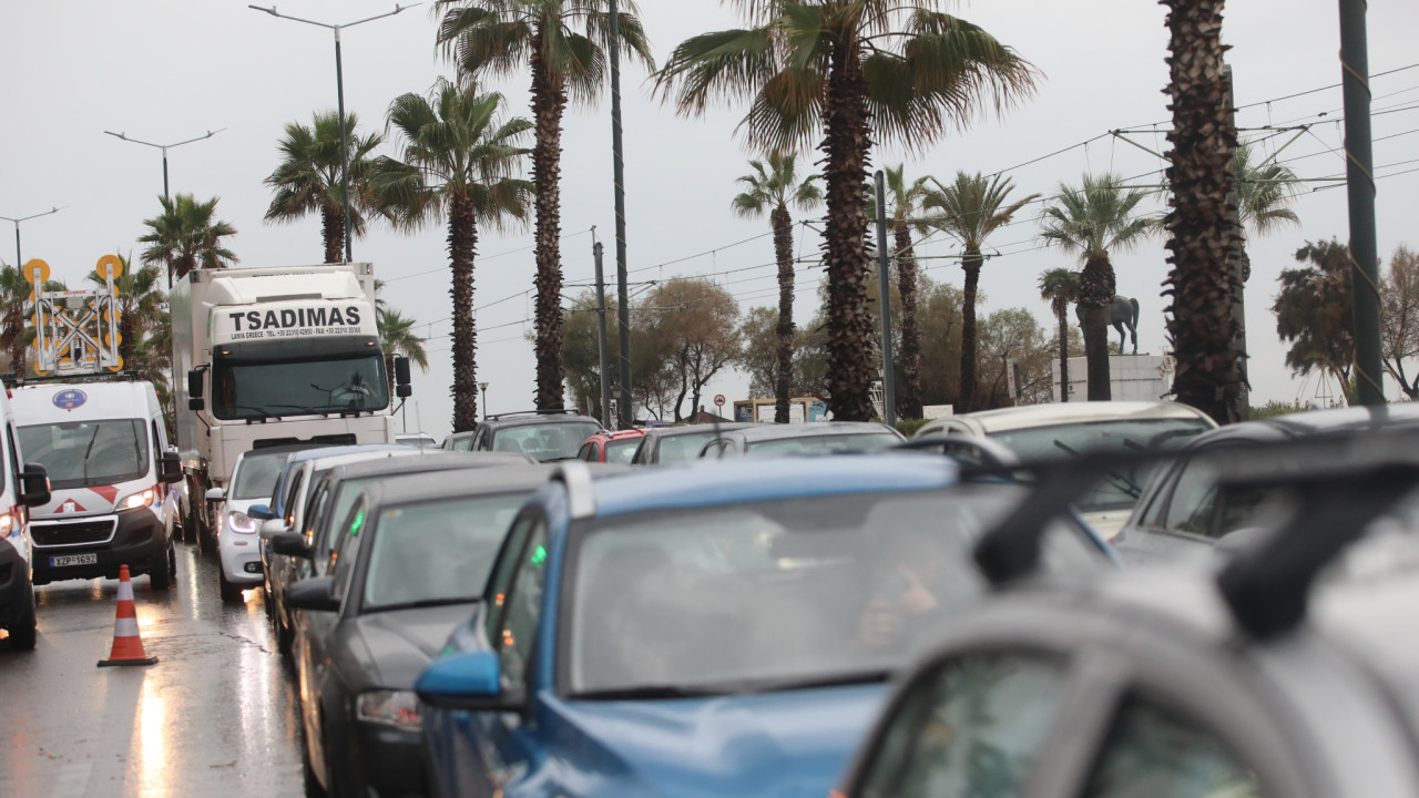 Παλαιό Φάληρο: Διακοπή κυκλοφορίας λόγω θραύσης αγωγού της ΕΥΔΑΠ