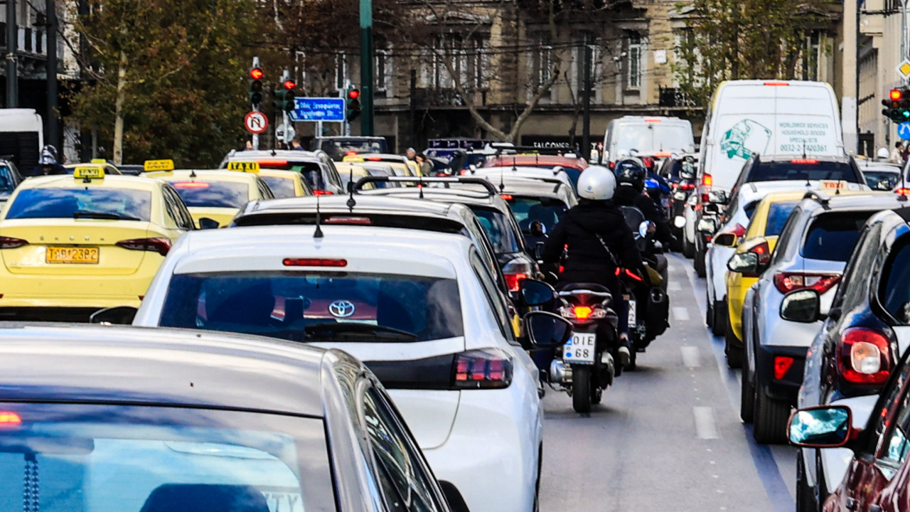 Κίνηση: Τροχαία και μποτιλιαρίσματα στους δρόμους της Αθήνας 