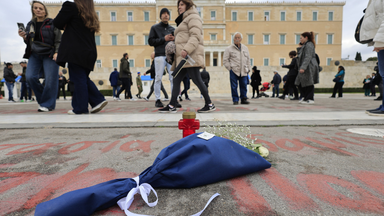 Μαζικές συγκεντρώσεις σε όλη τη χώρα για τα Τέμπη - «Δεν έχω οξυγόνο» - Δείτε live εικόνα από το Σύνταγμα