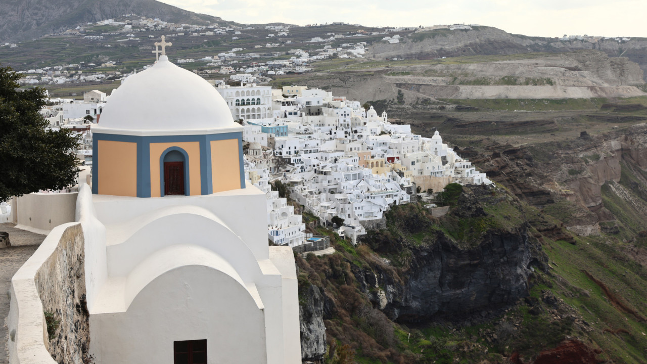 Συνεχείς οι έλεγχοι στα κτίρια της Σαντορίνης λόγω των αλλεπάλληλων σεισμών – Τι θα γίνει με τα σχολεία