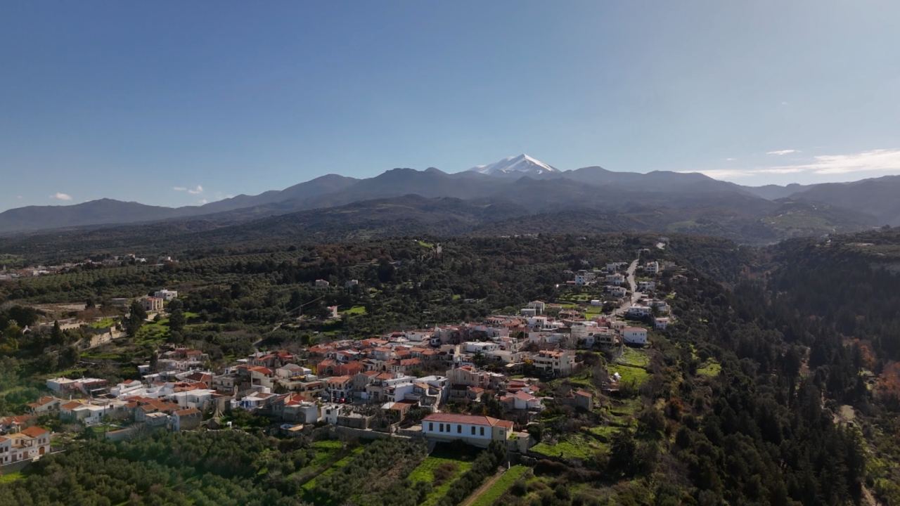 Στην Κρήτη, το χωριό που πλάθει την ιστορία του στον πηλό