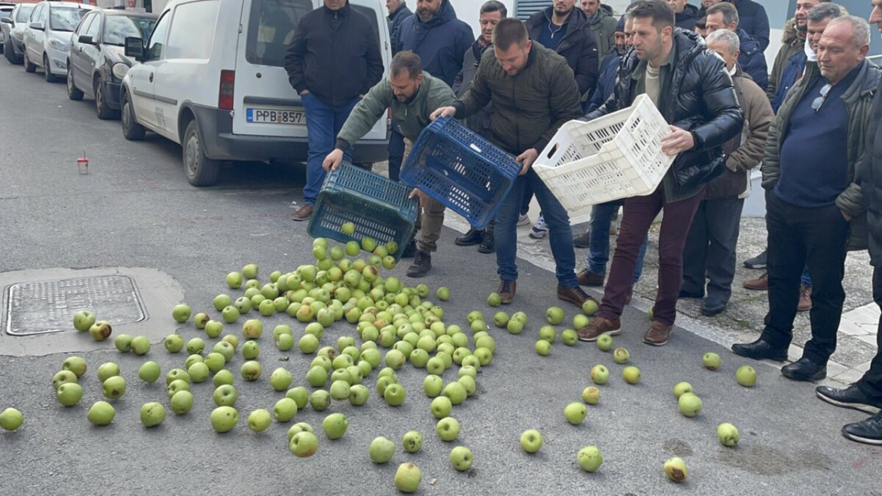 Οργισμένοι αγρότες πέταξαν μήλα έξω από τον ΕΛΓΑ στη Λάρισα (Βίντεο, φωτογραφίες)