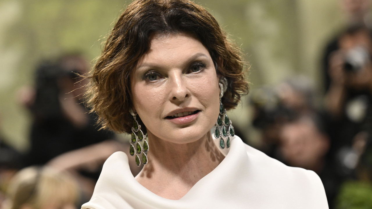 Linda Evangelista: Οι φίλοι μου με έκαναν να αγαπήσω τις ουλές από τη μαστεκτομή