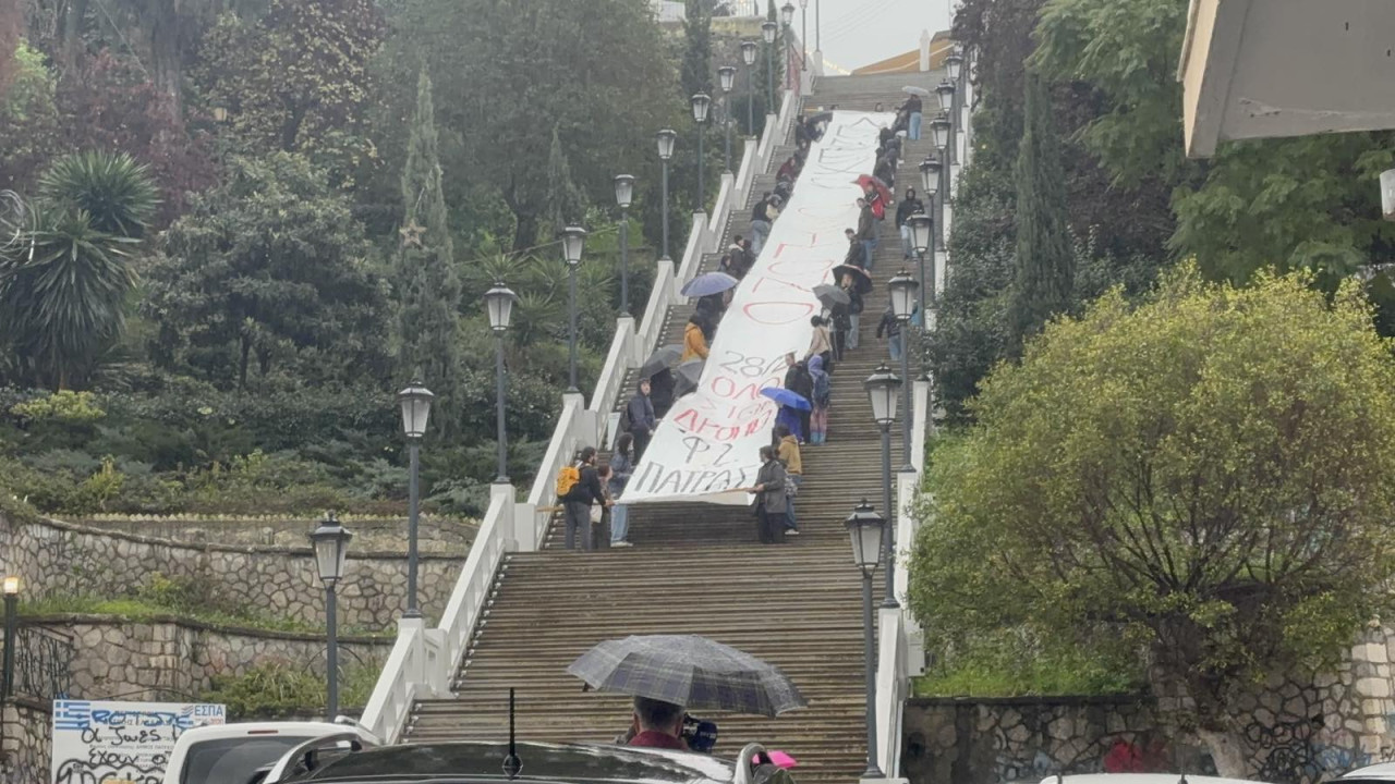 Πάτρα: Πανό ζητώντας δικαιοσύνη για τα Τέμπη «άπλωσαν» στις Σκάλες της οδού Αγίου Νικολάου - Δείτε βίντεο