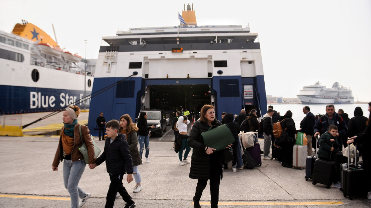 Γεμάτα τα πλοία και τα αεροπλάνα από Σαντορίνη -  Τουλάχιστον 3.000 άτομα έχουν φύγει από το νησί - Βίντεο, φωτογραφίες