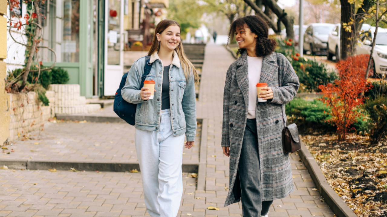 Walk & talk: Η νέα τάση που βελτιώνει σώμα και ψυχολογία