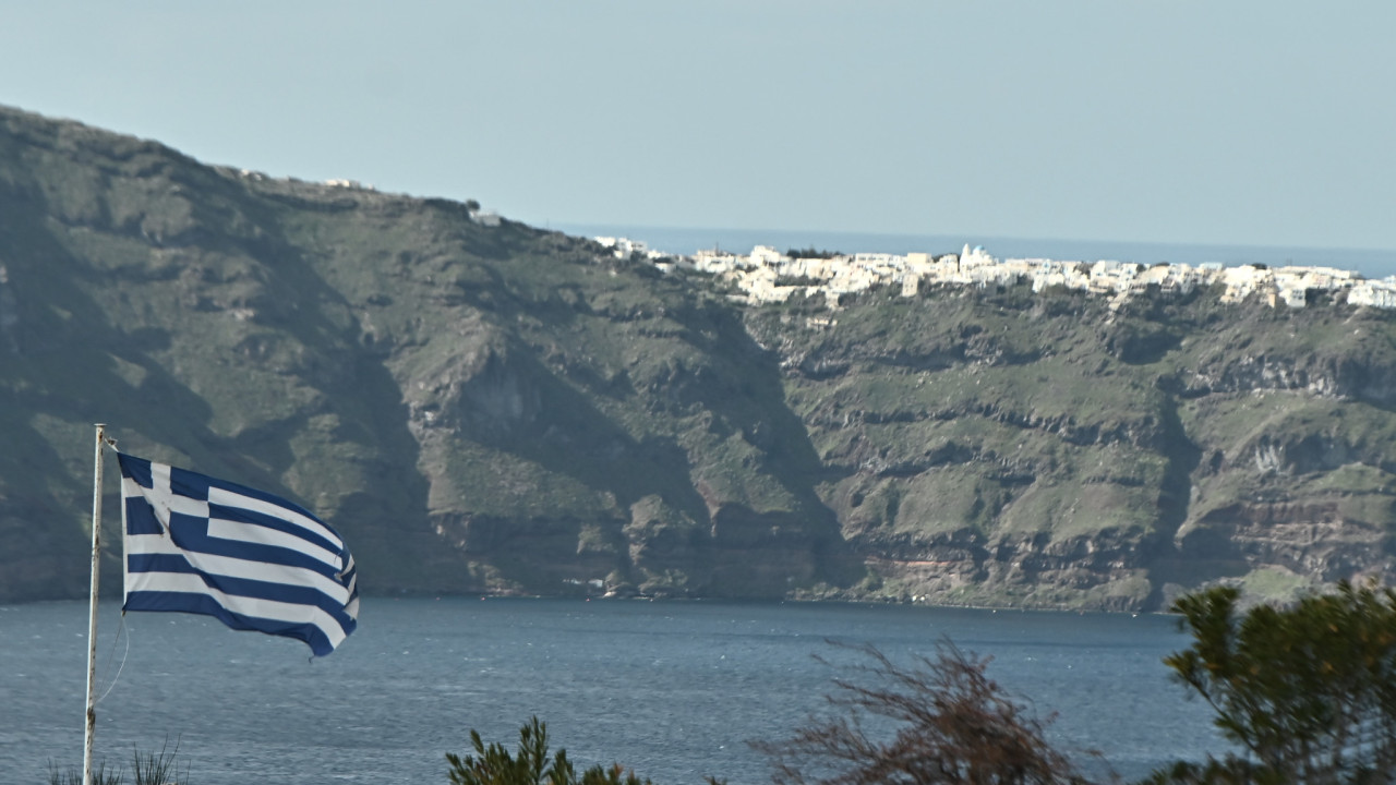 Γκανάς για καλντέρα Σαντορίνης: Έχει ανυψωθεί 4 εκατοστά και έχει μετακινηθεί 6 εκατοστά προς ανατολάς